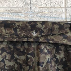 lululemon athletica Pants - Lululemon olive & black hi waist camo crops sz 10 lululemon athletica Pants - Lululemon olive & black hi waist camo crops sz 10